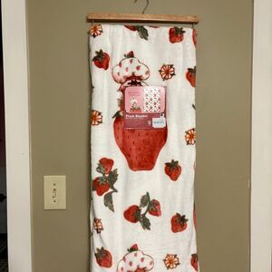 Strawberry Shortcake Plush Blanket 60 X 90 Polyester White Pink Red NWT Oversize